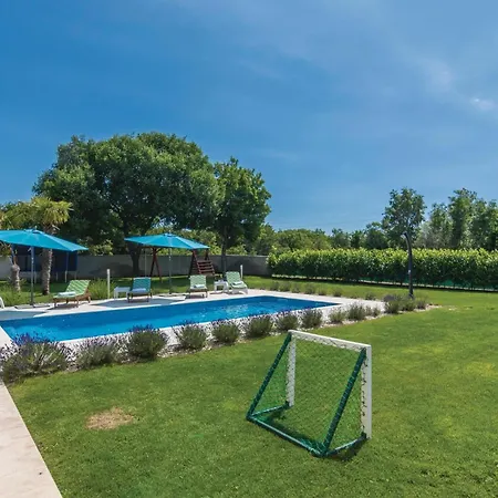 Beautiful In With Kitchen Holiday home *