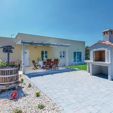 Beautiful In With Kitchen Holiday home